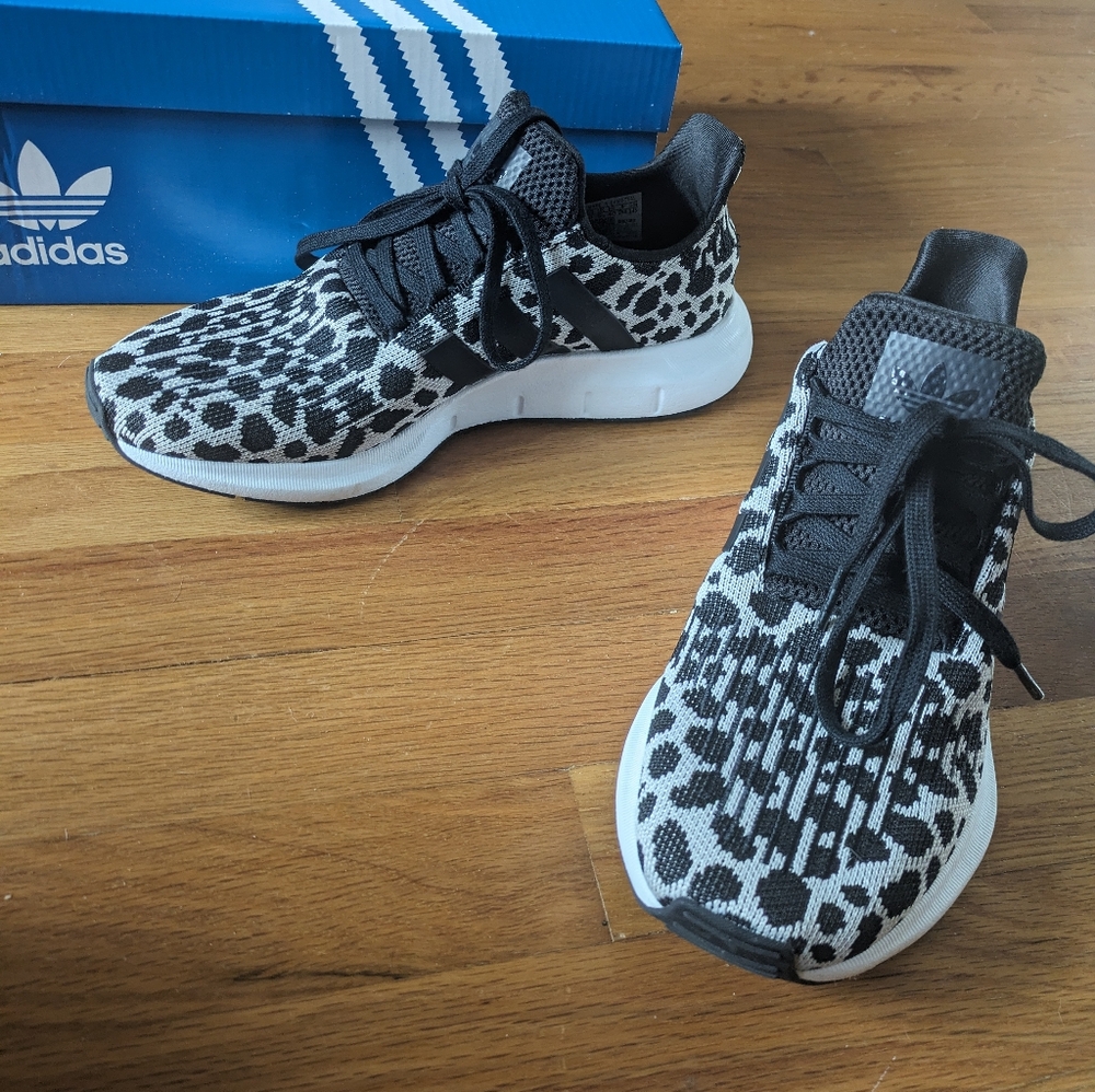 Adidas women's swift run 8 carbon/white NIB